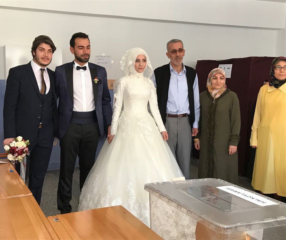 Çorum’da Gelin-damat Sandık Başına Giderek Oy Kullandı