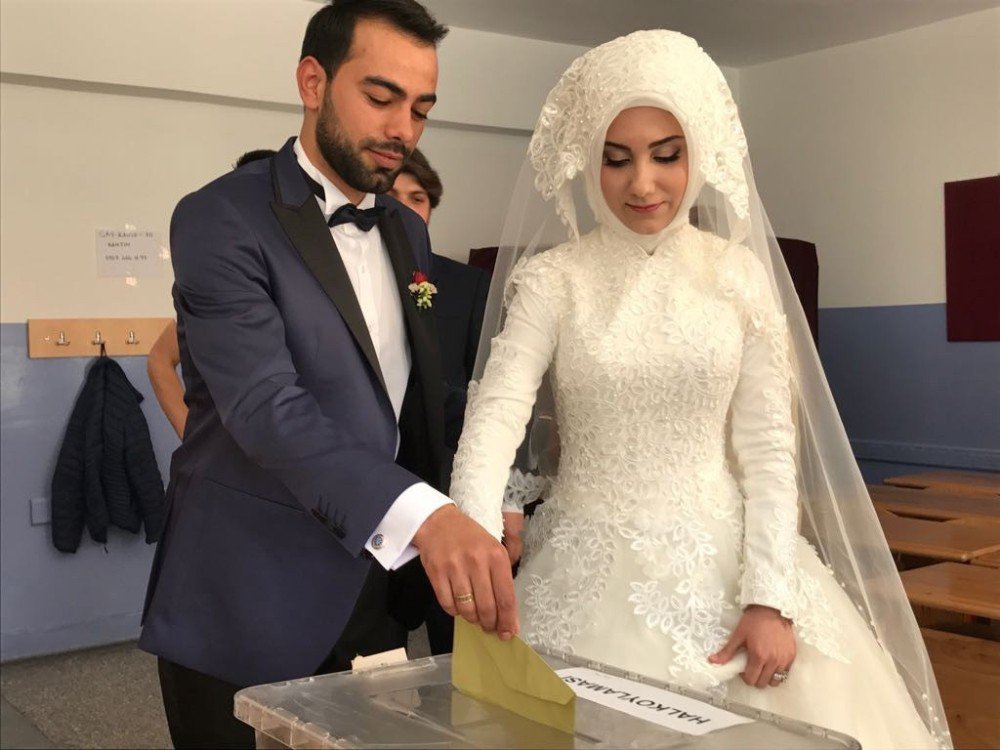 Çorum’da Gelin-damat Sandık Başına Giderek Oy Kullandı