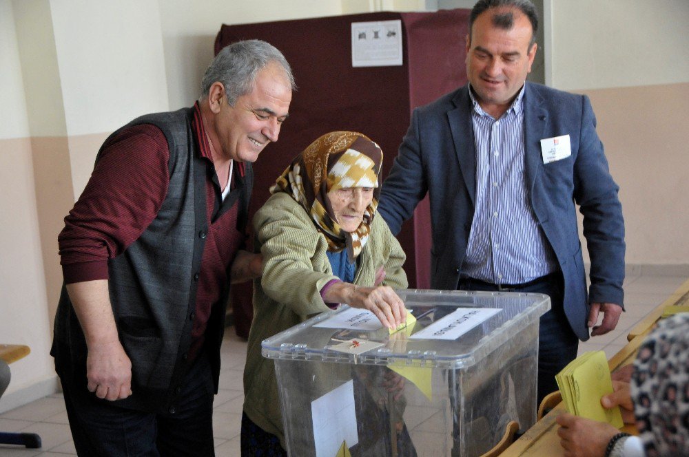 “Asırlık Çınarlar” Oy Kullanmaya Geldi