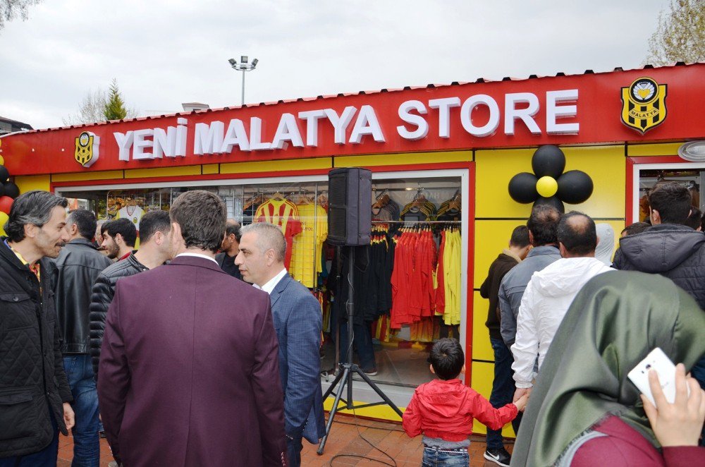 Evkur Yeni Malatyaspor’un Lisanslı Ürün Satış Mağazası Açıldı