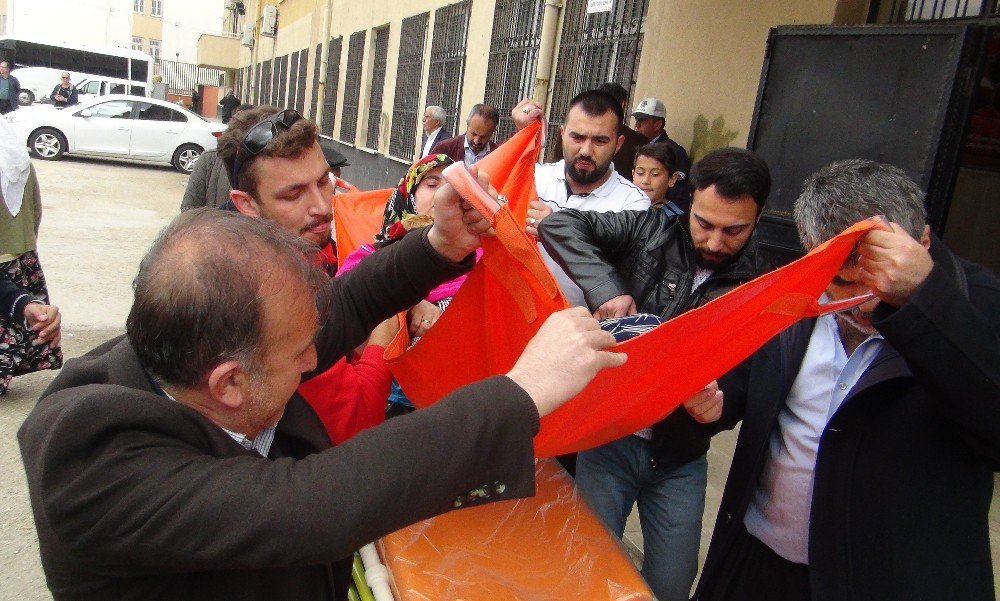 Gaziantep’te Hastalar Sedye İle Oy Kullanmaya Götürüldü