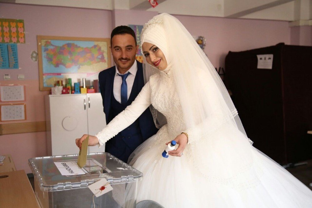 Gelin-damat Birlikte Oy Kullandı