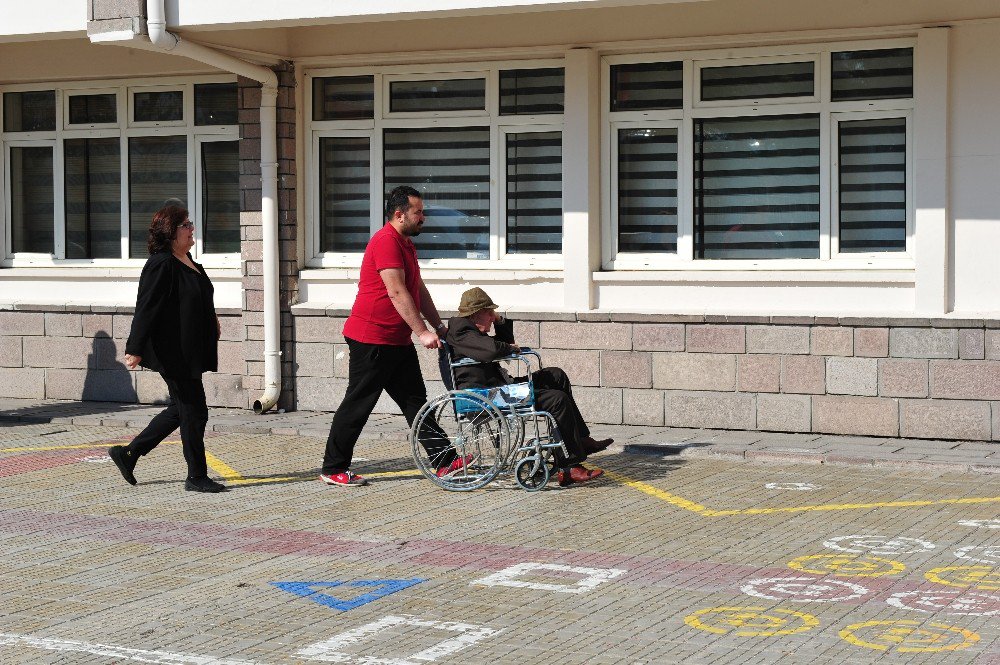 Oy Kullanan Yaşlı Ve Engelliler Gençlere Örnek Oldu