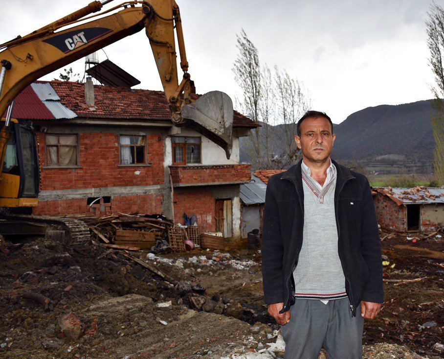 Tosya’da Sabah Evi Yanan Vatandaş Koşarak Oy Kullanmaya Gitti