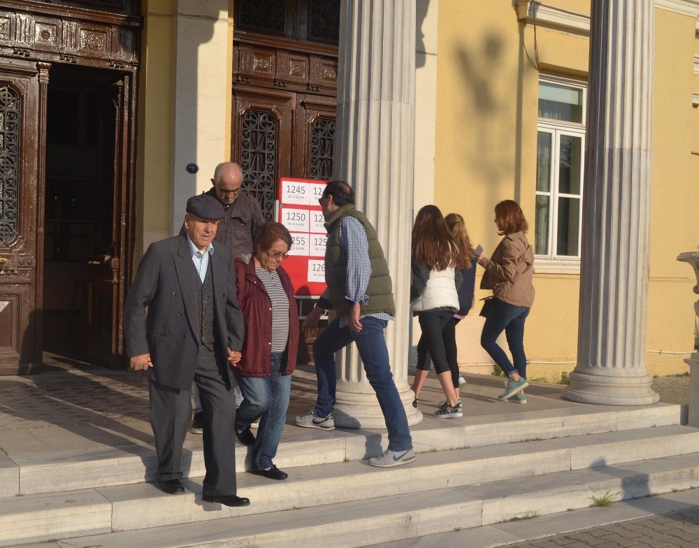 İzmir’de Referanduma Yoğun İlgi Var