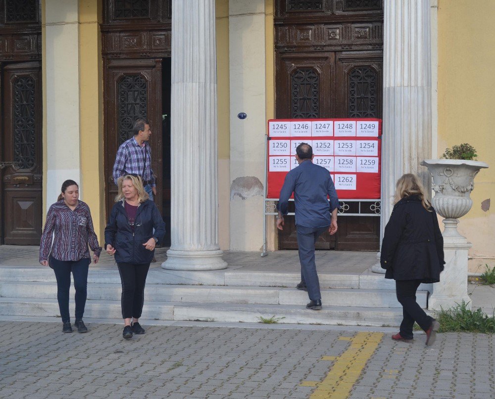 İzmir’de Referanduma Yoğun İlgi Var