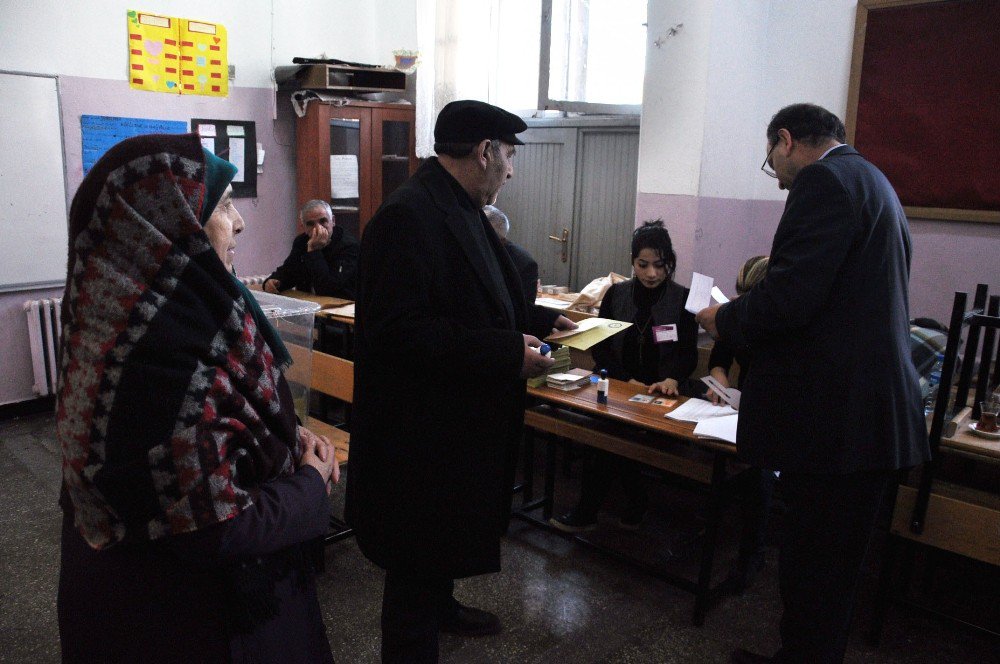 Kars’ta Oy Kullanma İşlemi Başladı