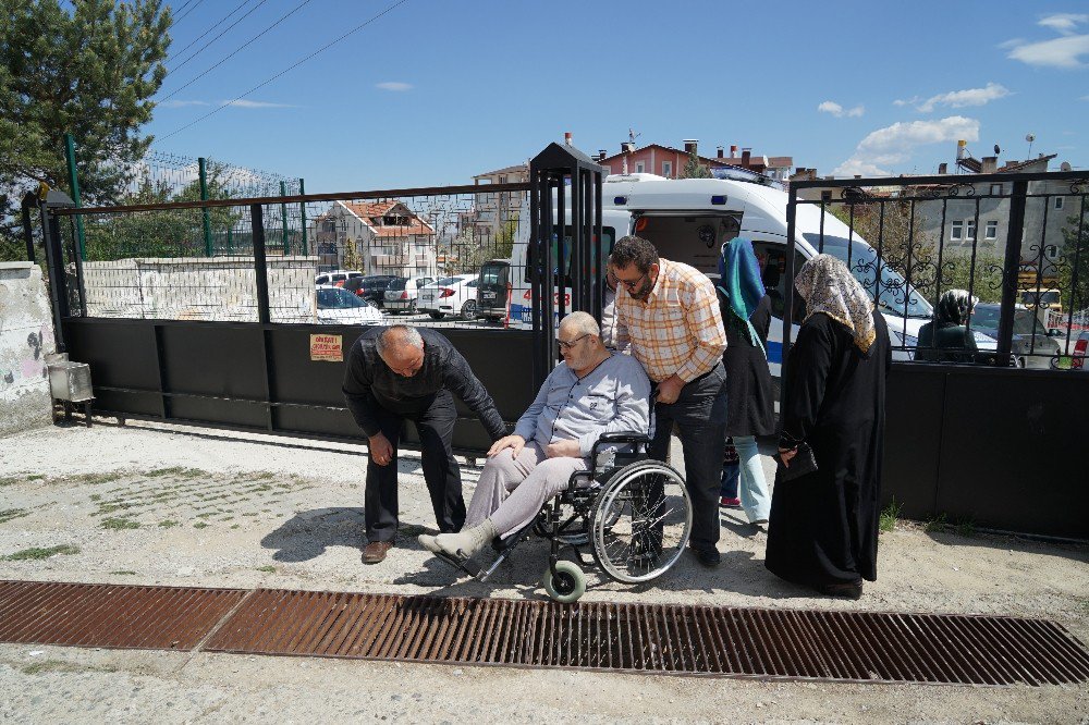 Yürüme Engelli Vatandaş, Ambulansla Oy Kullanmaya Getirildi