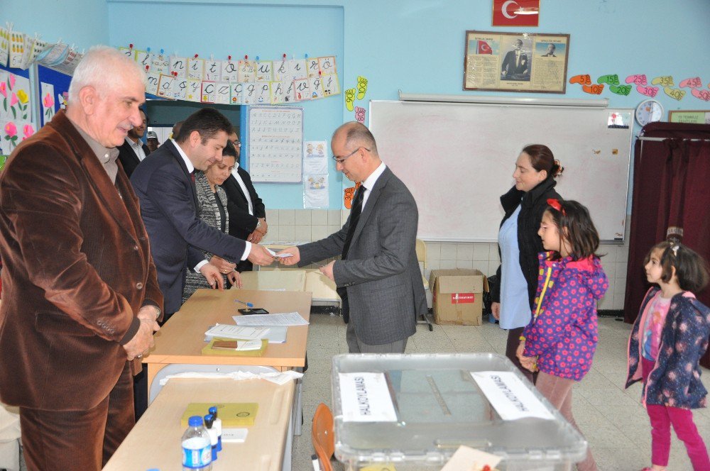 Bozüyük Kaymakamı Hasan Yaman, Ailesiyle Birlikte Oyunu Kullandı