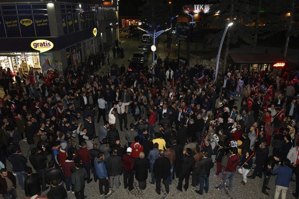 Gümüşhane’de ‘Başkan Erdoğan’ Sloganlarıyla Kutlama Yapıldı