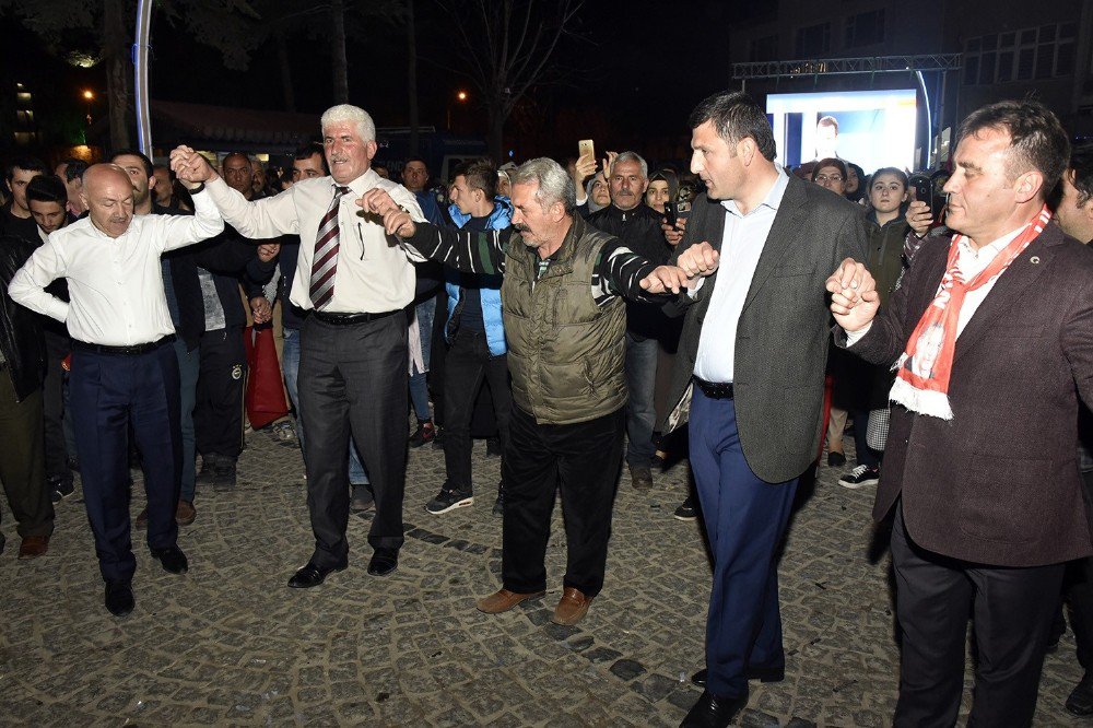 Gümüşhane’de ‘Başkan Erdoğan’ Sloganlarıyla Kutlama Yapıldı