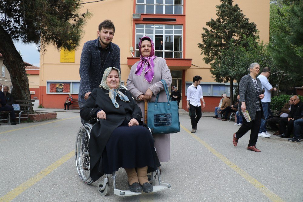 85 Yaşındaki Emekli Öğretmen Sandık Başına Koştu