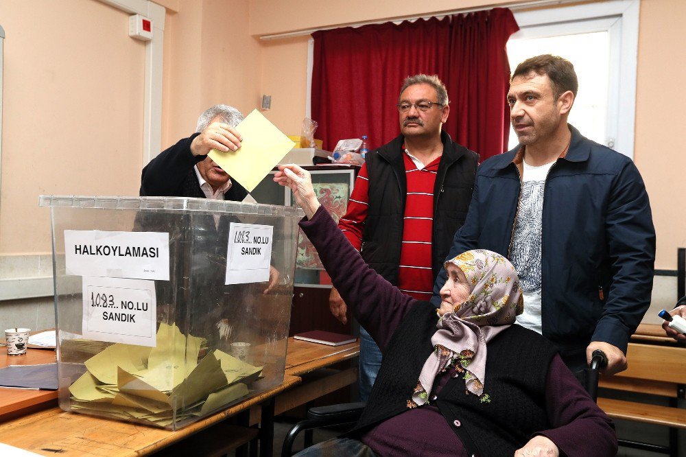 Mersin’de Engelliler Sandığa Araçlarla Taşındı