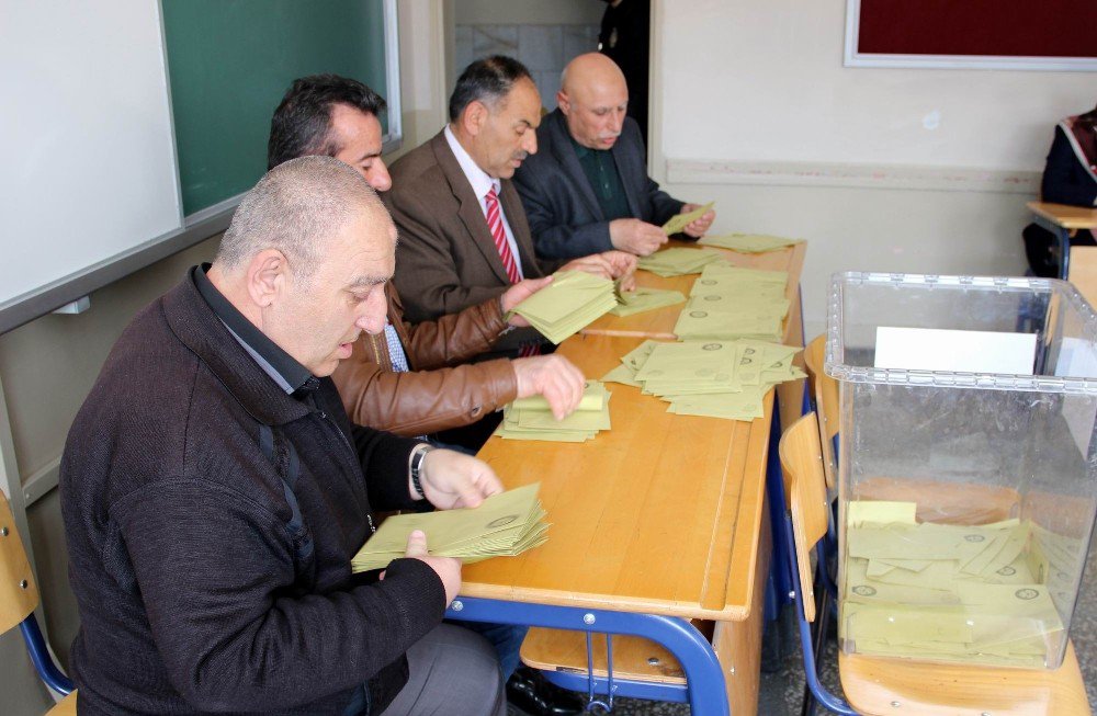 Milli Eğitim Bakanı Yılmaz’ın Sandığından ’Evet’ Çıktı