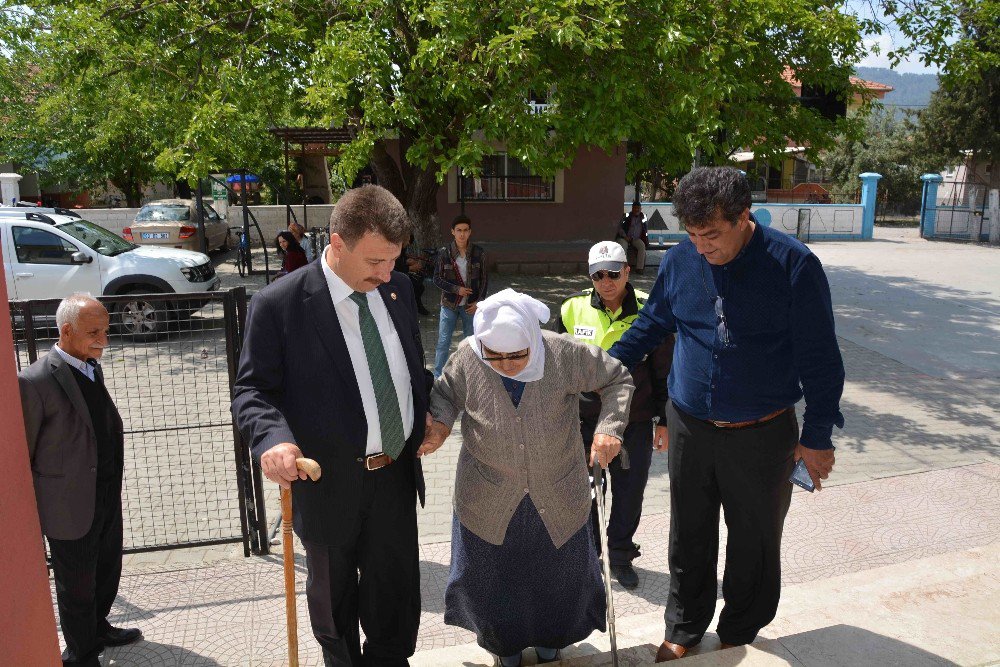 Muğlalı Vekil 90 Yaşındaki Annesi İle Sandığa Gitti