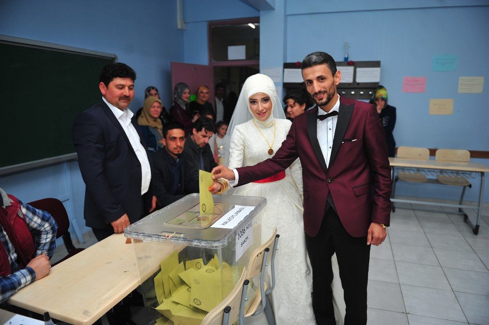 Önce Sandığa, Sonra Nikah Masasına Gittiler