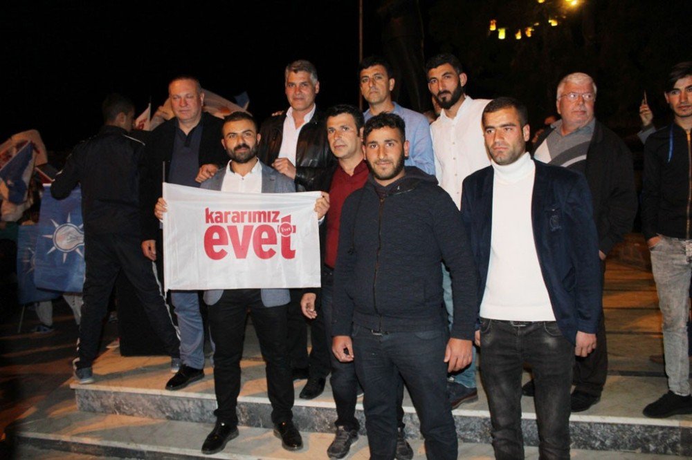 Ayvalık Ak Parti’de ‘Evet’ Coşkusu