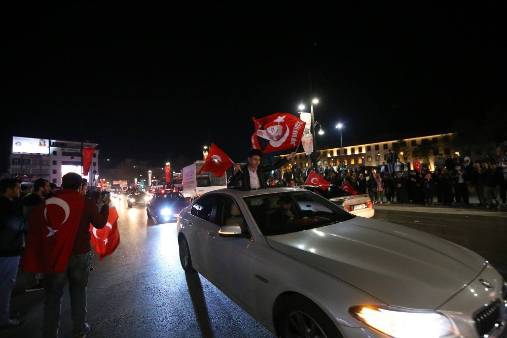 Malatya’da ‘Evet’ Kutlaması