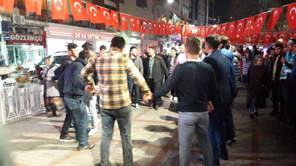 Rize’de Referandum Sonuçlarına Horonlu Kutlama