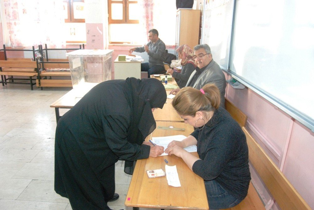 Şanlıurfa’da Oy Kullanma İşlemleri Sürüyor