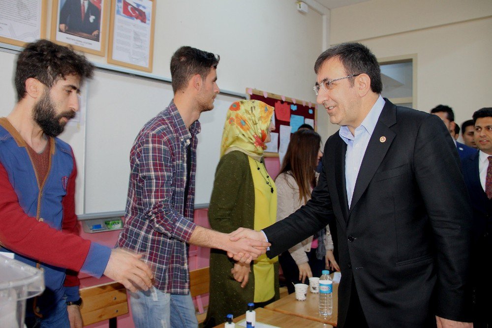 Ak Partili Yılmaz, Oyunu Annesiyle Birlikte Kullandı