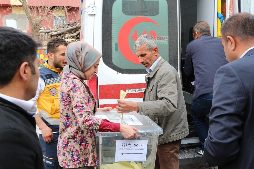 96’lık Vatandaş Oyunu Ambulansta Kullandı