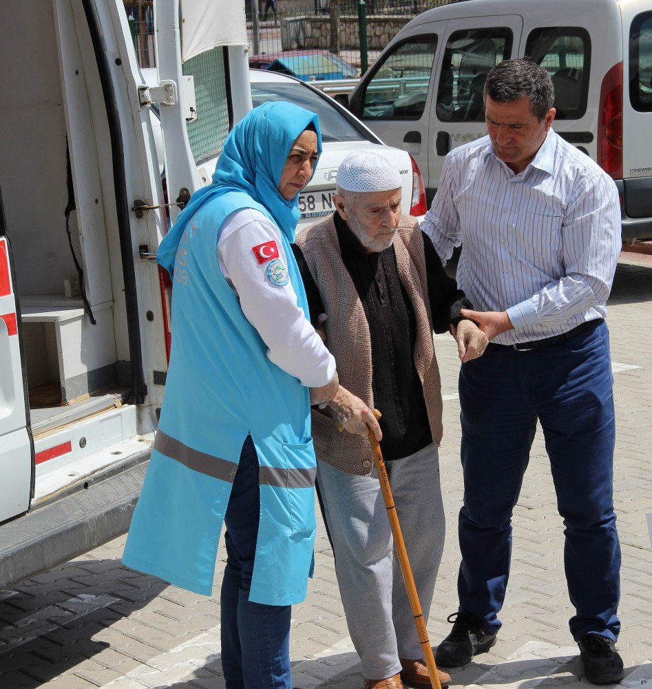 Sivas’ta Yatalak Hastalar Sandık Başına Gitti