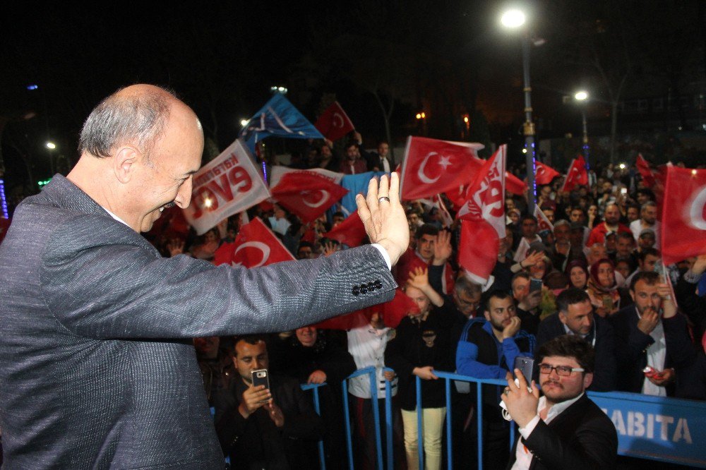 Sultangazi’de Havai Fişekli Referandum Kutlaması