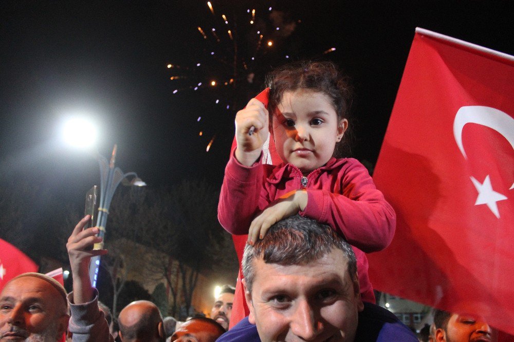 Sultangazi’de Havai Fişekli Referandum Kutlaması