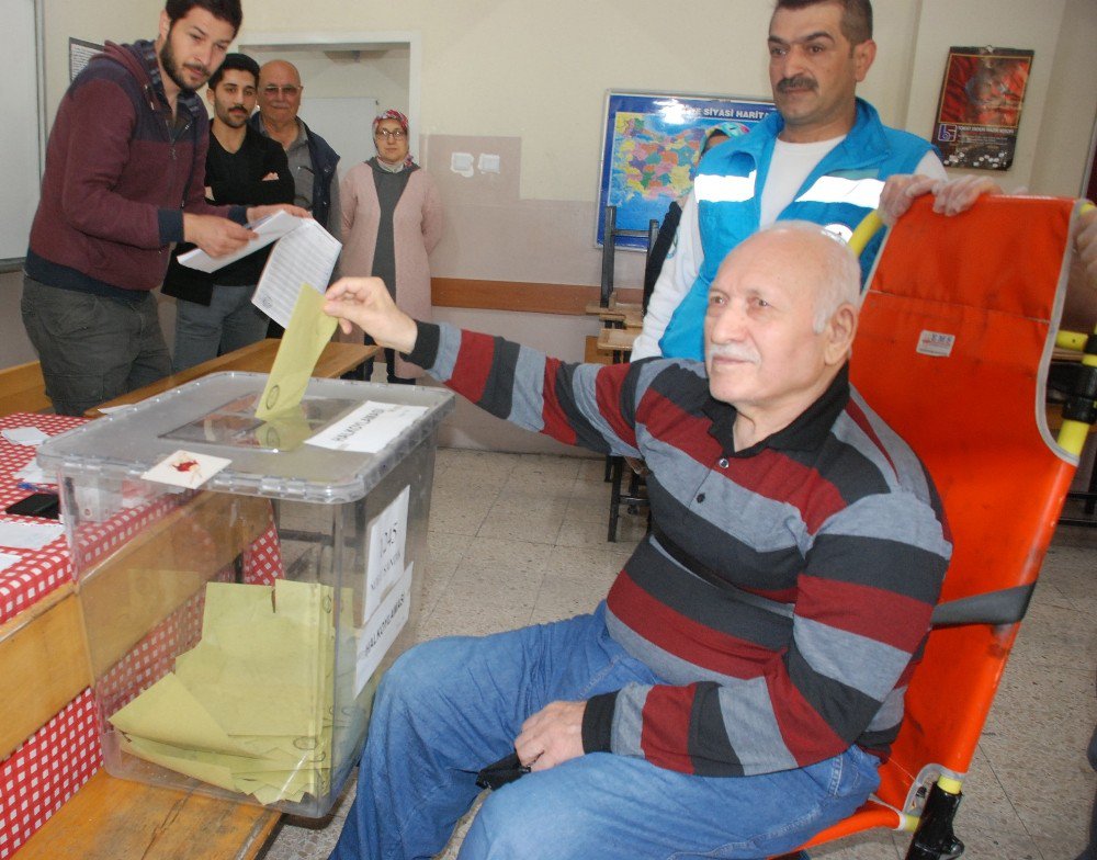 Tokat’ta Yatalak Hasta Sedyede Oy Kullandı