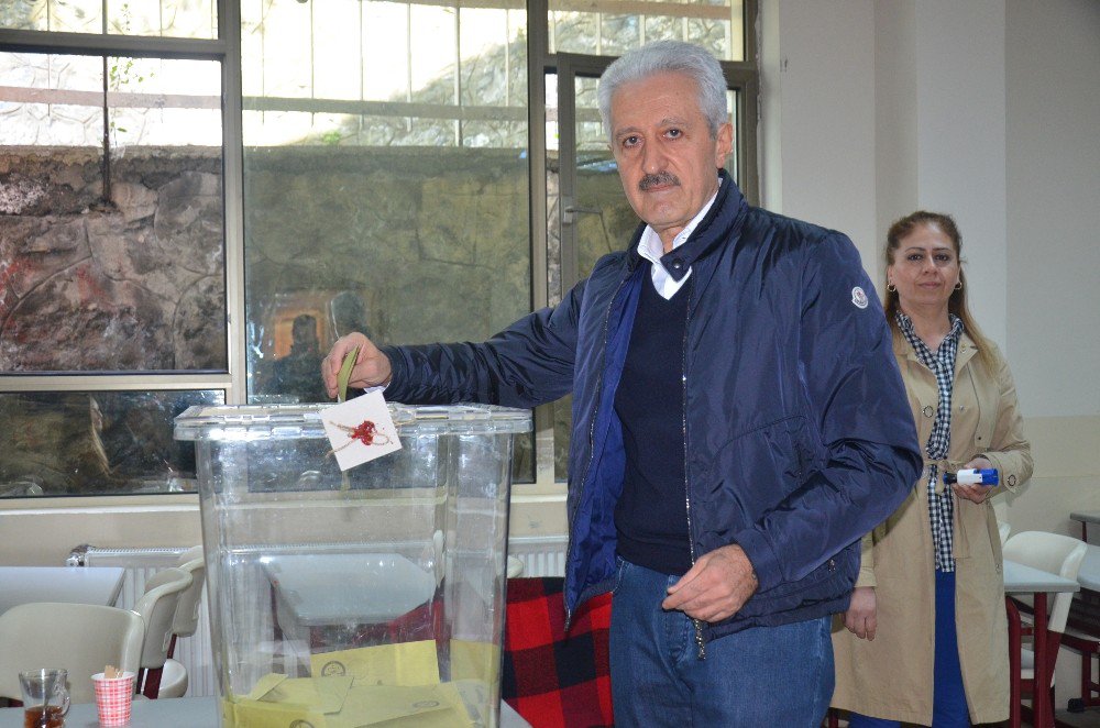 Tff Eski Başkanı Mehmet Ali Aydınlar Oyunu Kullandı