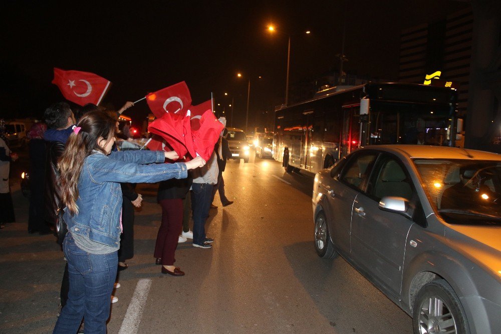 Antalya’da Konvoylu "Evet" Kutlaması