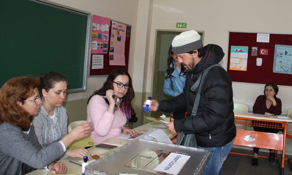 Ünlü Oyuncu İlker Aksum, Mührü Oy Kullandığı Bölümde Unuttu