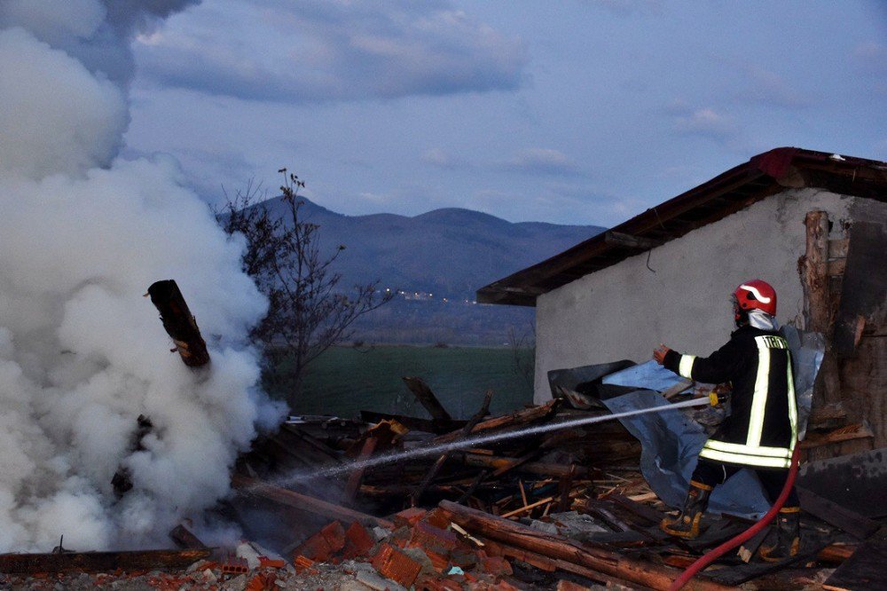 Kastamonu’da 1 Ev Ve Samanlık Kül Oldu