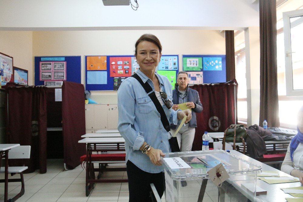 Ünlü Oyuncu Demet Akbağ, Oyunu Kullandı