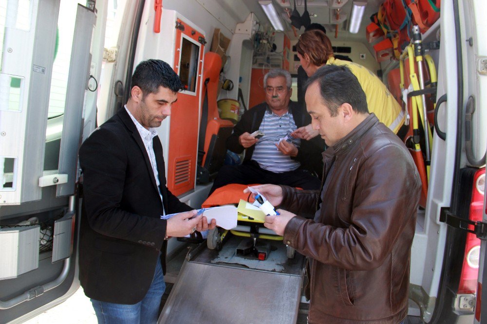 70 Yaşındaki Hasta Oyunu Ambulansta Kullandı