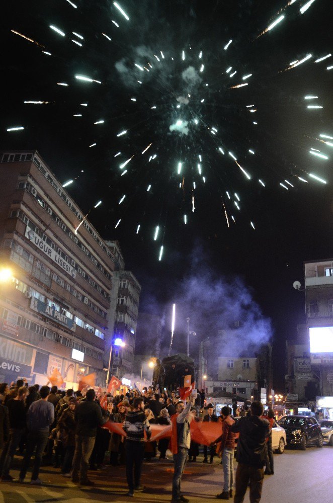 Zonguldak’ta Havai Fişekli Referandum Kutlaması