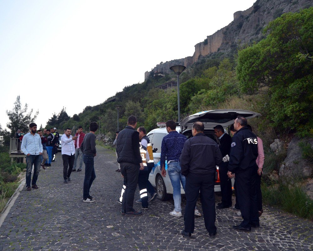 Uçuruma Yuvarlanan Kamyonet Ağaçlara Takılı Kaldı: 2 Yaralı