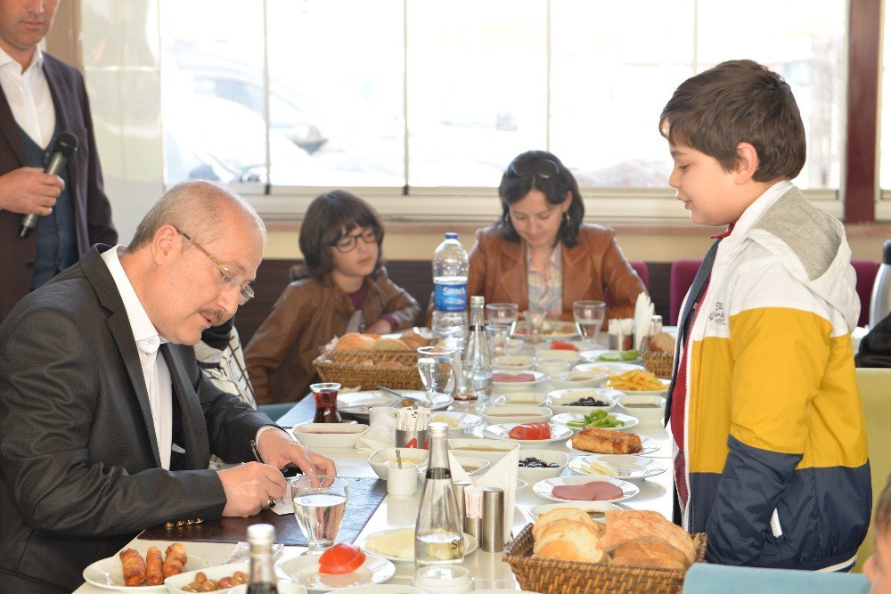 Bulmacayı Çözdüler, Başkanla Kahvaltı Ettiler