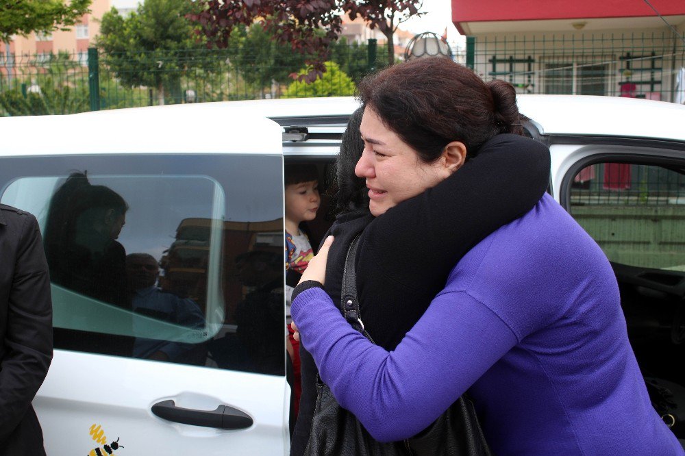 Bakıcı, 2 Çocuğu Ve Kediyi Ölümden Kurtardı