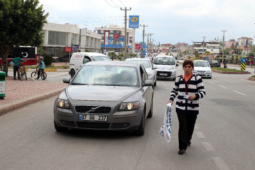 Görme Engelli Vatandaşlar, Arkadaşlarının Öldüğü Yolu Trafiğe Kapattı