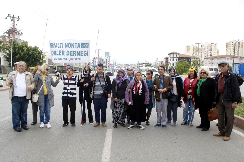 Görme Engelli Vatandaşlar, Arkadaşlarının Öldüğü Yolu Trafiğe Kapattı