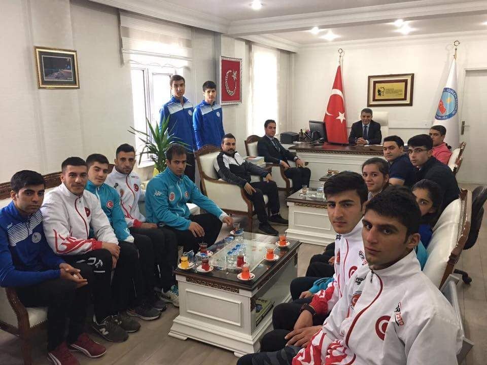 Kaymakam Özkan’dan Başarılı Sporculara Ödül