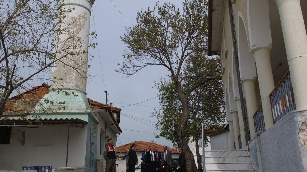 Burhaniye’de Cami İle Minaresi Arasından Yol Geçiyor