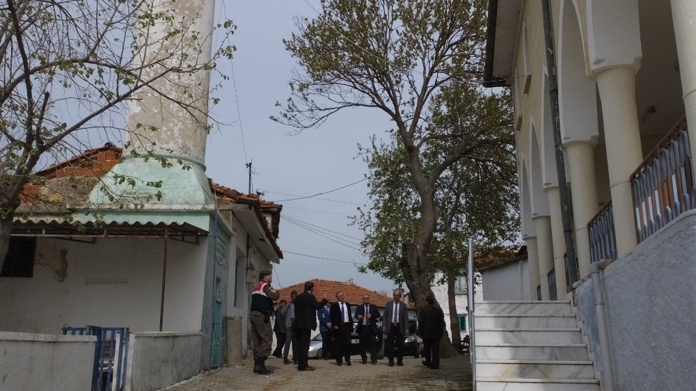 Burhaniye’de Cami İle Minaresi Arasından Yol Geçiyor