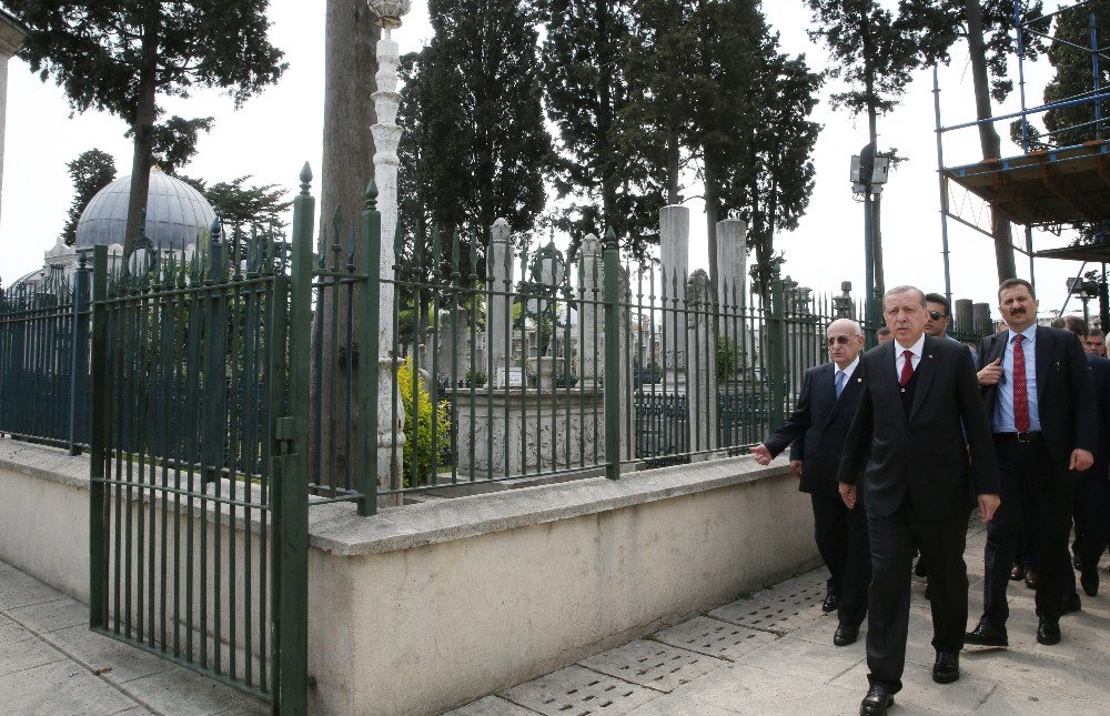 Erdoğan, Fatih Sultan Mehmet’in Kabrinde Kur’an-ı Kerim Okudu