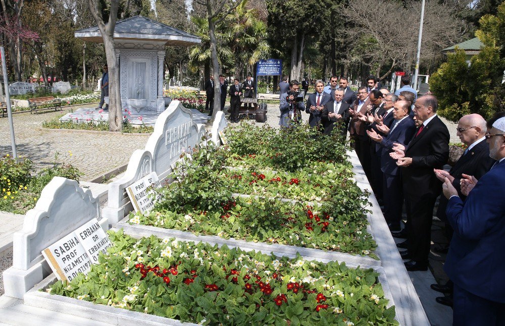 Cumhurbaşkanı Erdoğan, Necmettin Erbakan’ın Kabrini Ziyaret Etti