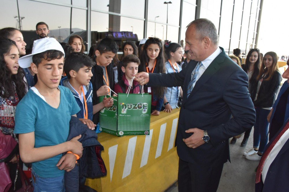 Başkan Hakkarili Öğrencileri Düzce’ye De Davet Etti