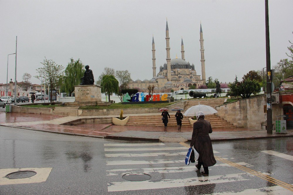 Edirne’de Sağanak Yağış Etkisini Sürdürüyor