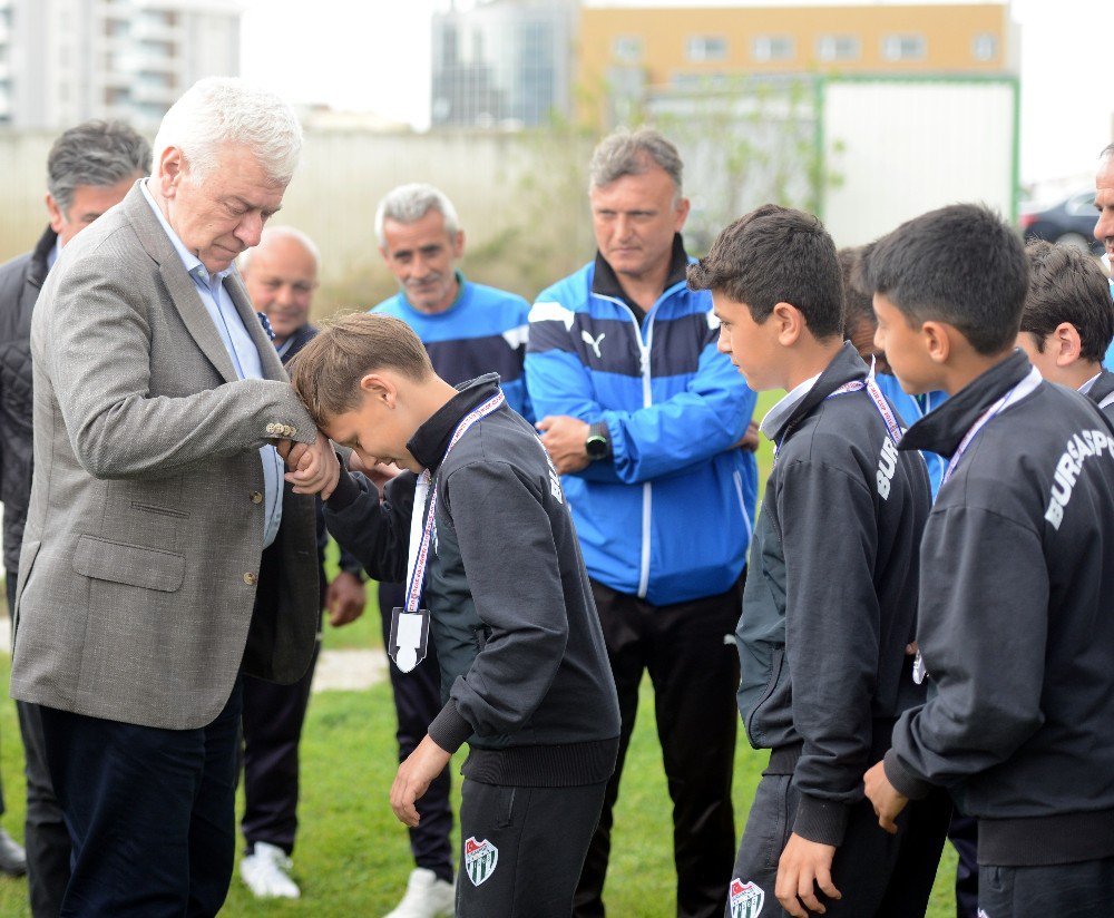 Bursasporlu Futbolcular Minik Şampiyonları Alkışlarla Karşıladı